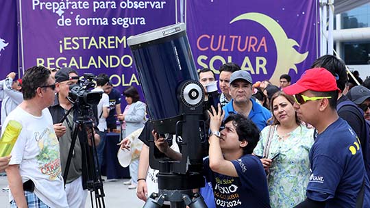Viven en la UANL una jornada astronómica