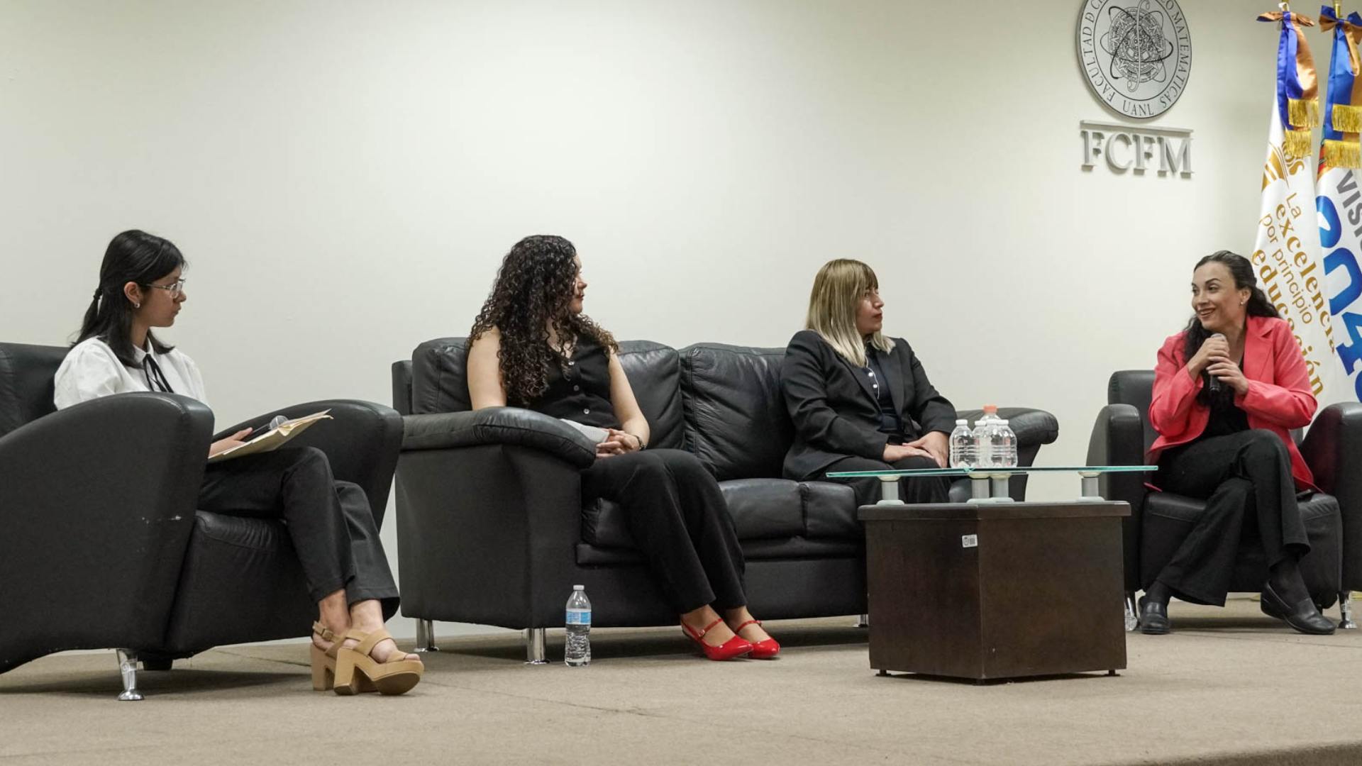 Realiza FCFM panel “Mujer más allá de la ciencia”