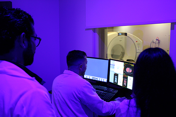 Estudiantes de la FCFM participaron en el Día de Puertas Abiertas por el Día Internacional de la Física Médica 2025