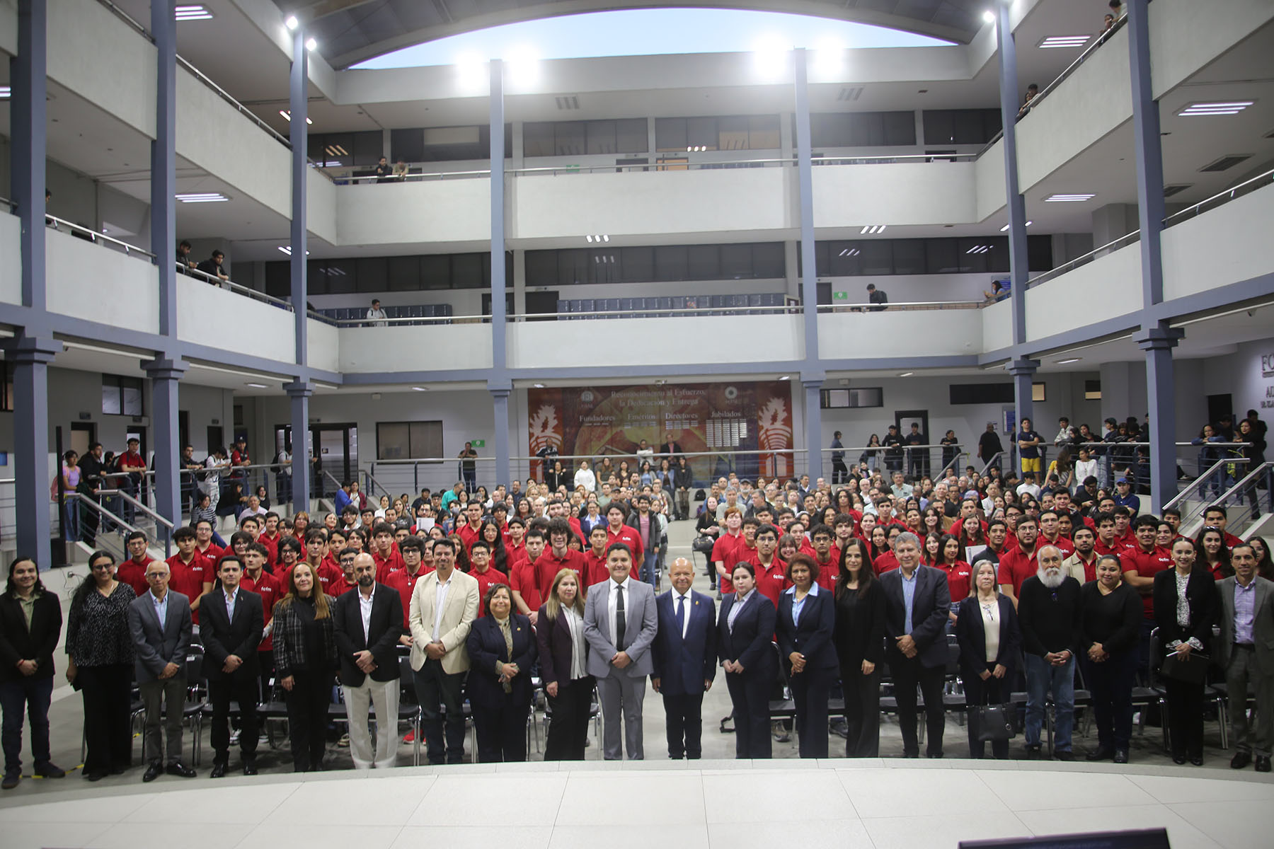 Se reconoce la excelencia académica en la ceremonia de alumnos distinguidos en la Facultad de Ciencias Físico Matemáticas