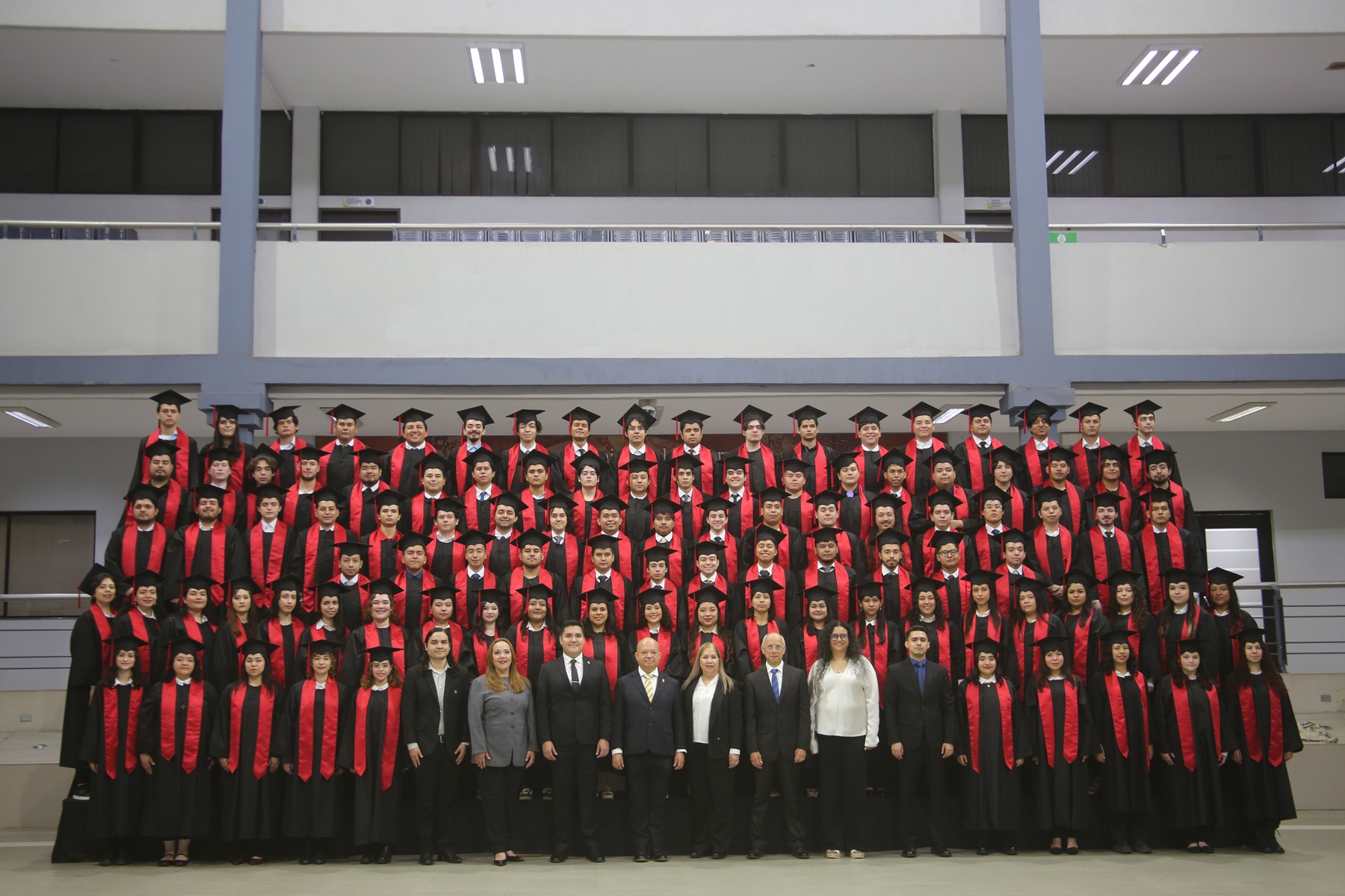 Se realiza ceremonia de entrega de cartas pasante a egresados de licenciatura