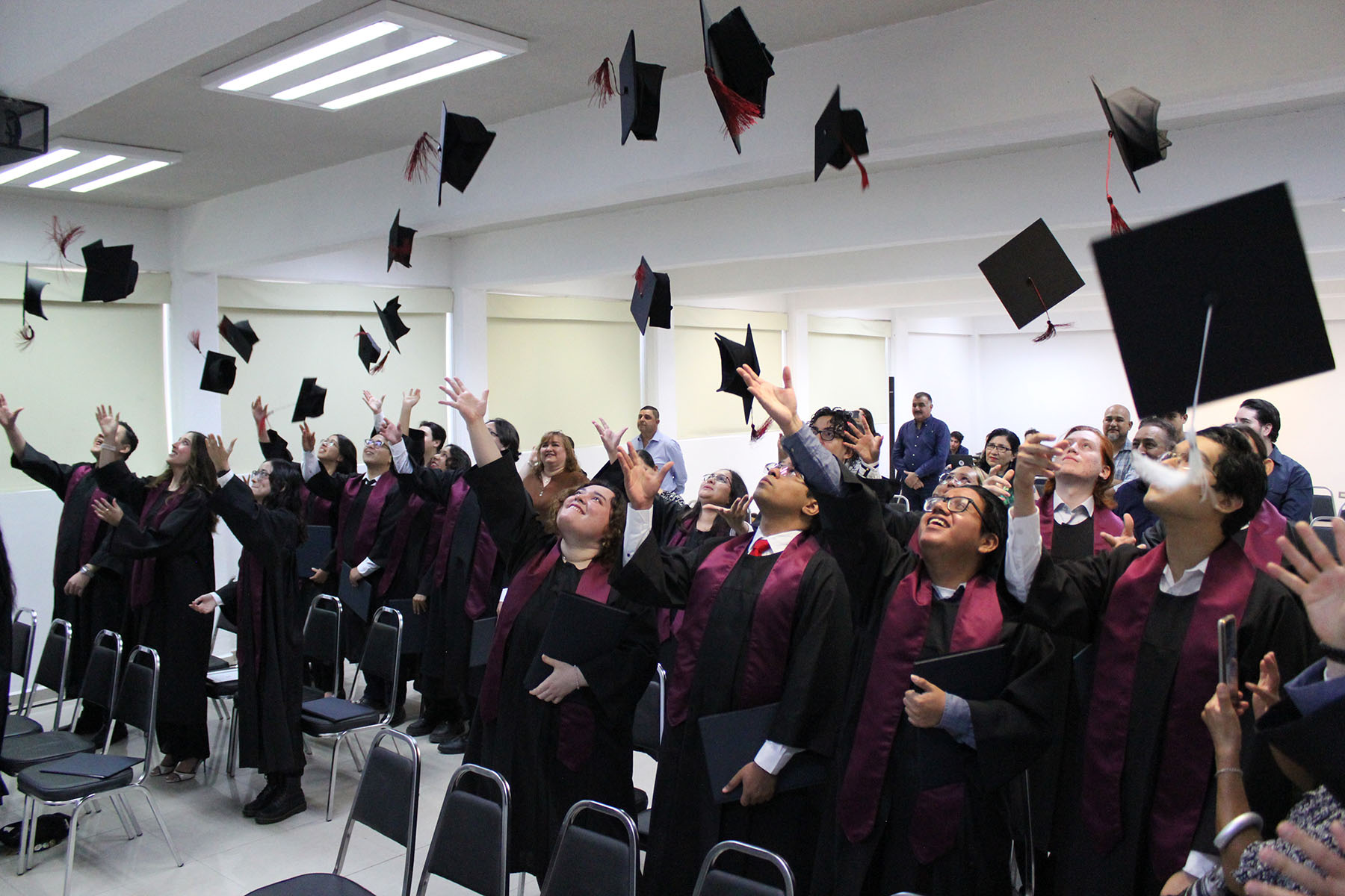 Egresados de licenciatura realizan toma de protesta en la Facultad