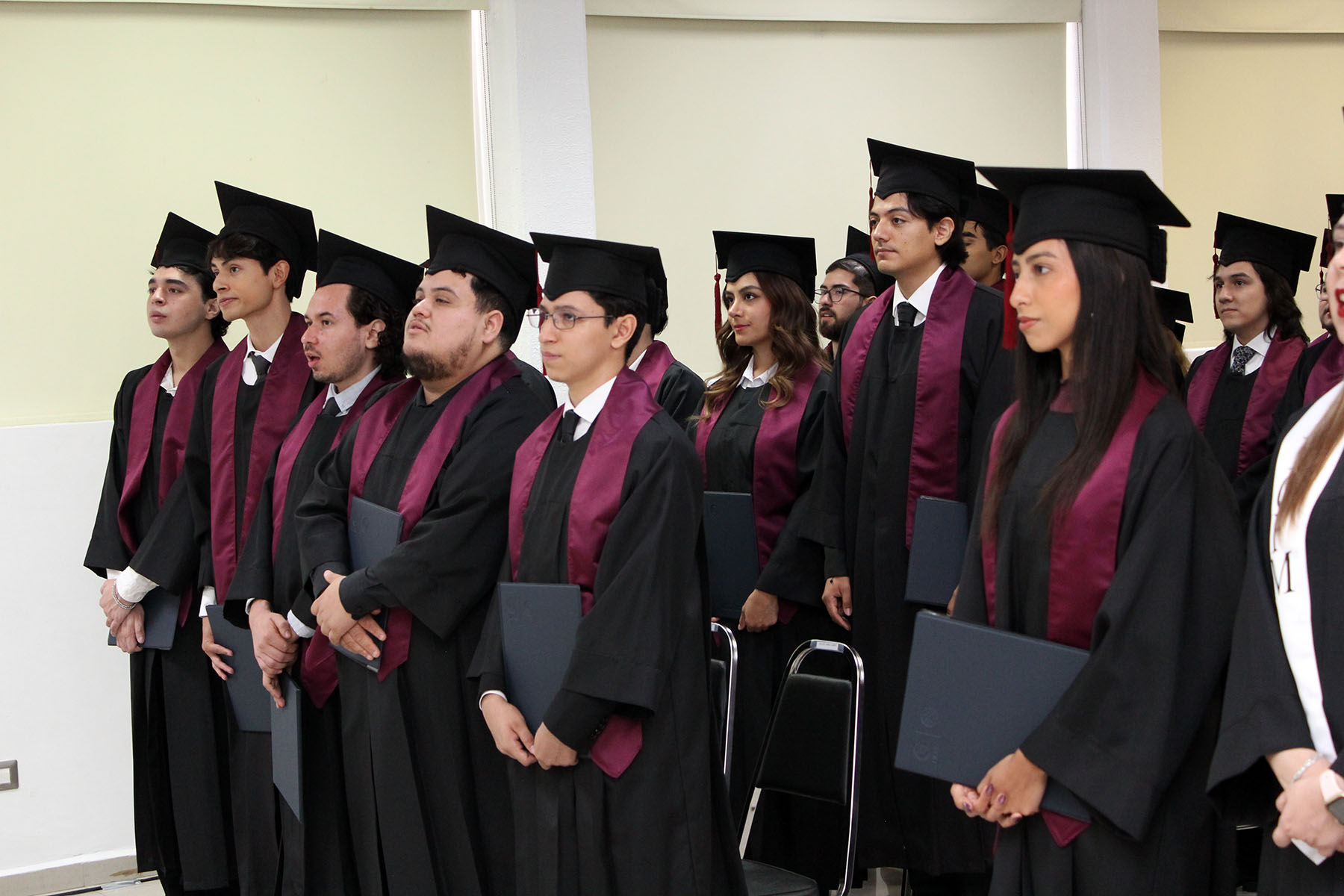 Egresados de licenciatura realizan toma de protesta en la Facultad