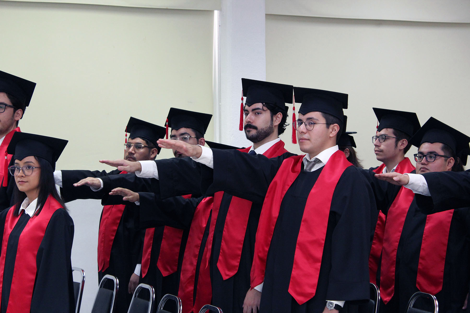 Egresados de licenciatura realizan toma de protesta en la Facultad