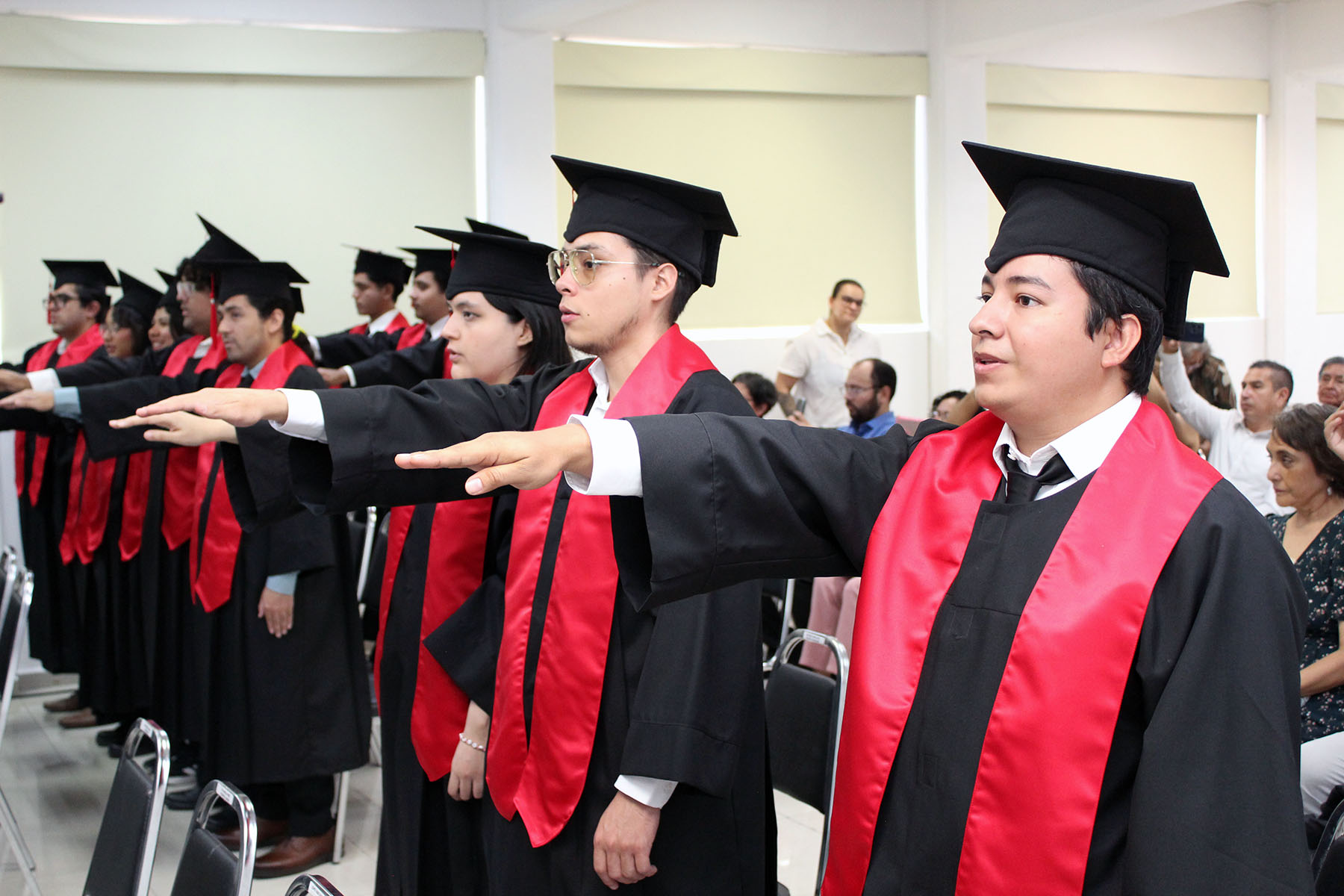 Egresados de licenciatura participan en ceremonia de Toma de Protesta