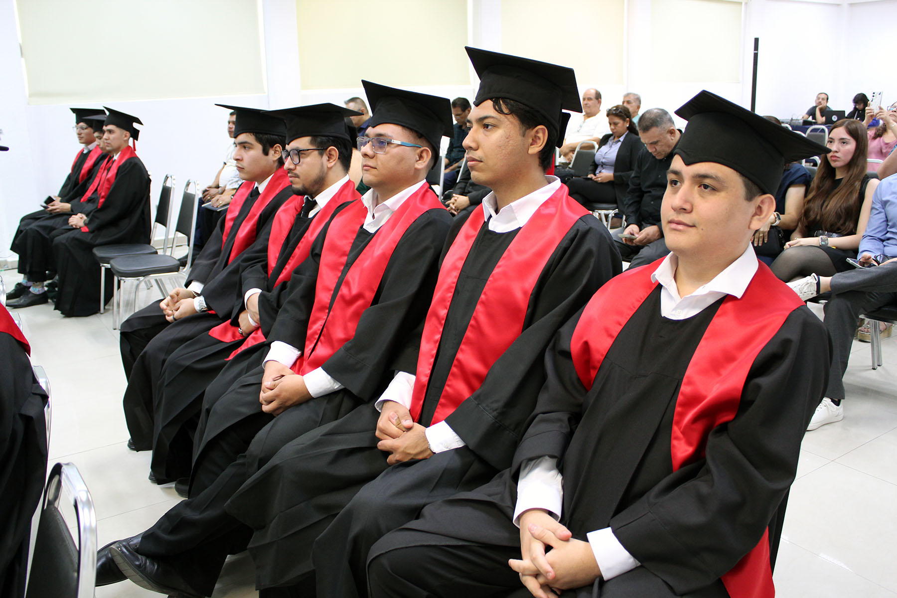 Egresados de licenciatura participan en Ceremonia de Titulación